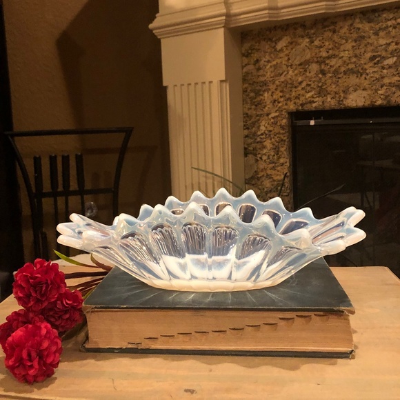 Vintage Fostoria Heirloom White Opalescent Oblong Handkerchief Centerpiece Bowl - Picture 1 of 6